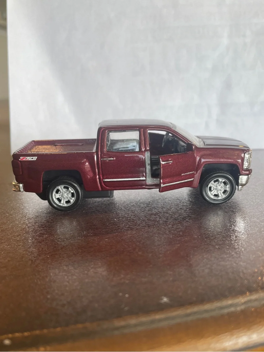 2014 Chevy Silverado 1500 Z71 MAISTO 1:52 scale,Pull Back ,opening Doors.